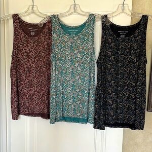 💚💙🧡AEO Bundle of 3 Ditsy Floral Tank Tops Size XS